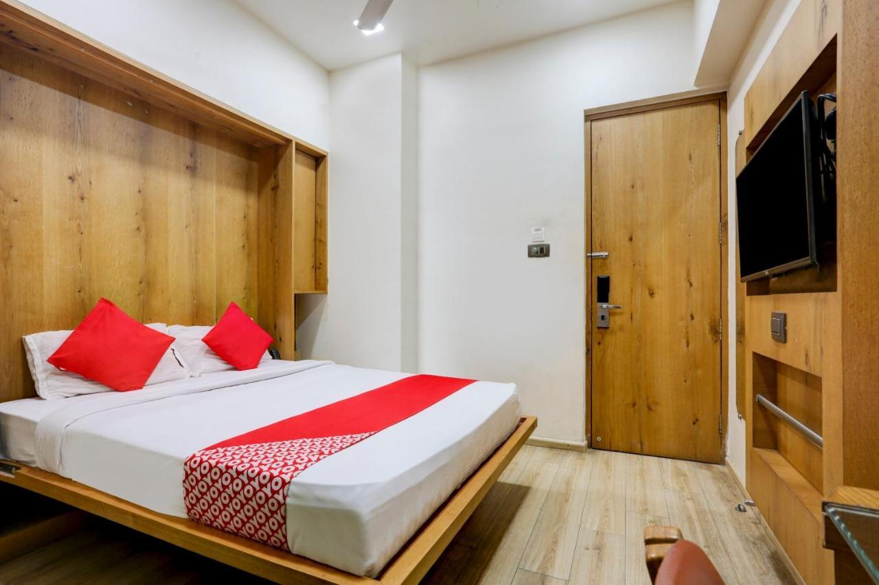 Oyo 81549 Hotel Elegance Nx مومباي المظهر الخارجي الصورة